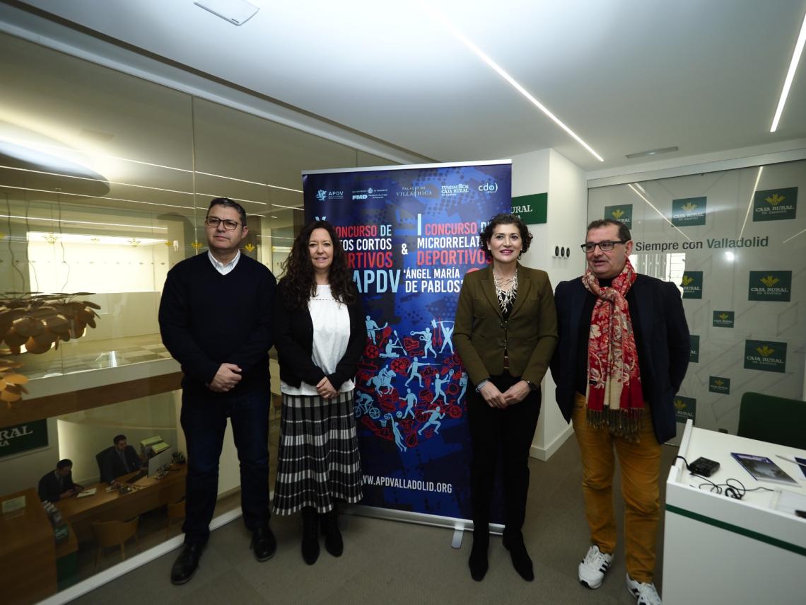 LOlo Velasco, María Martín Myte Martinez y Narciso Prieto Posan ante el cartel del 10 Aniversario del Consurso de Relatos