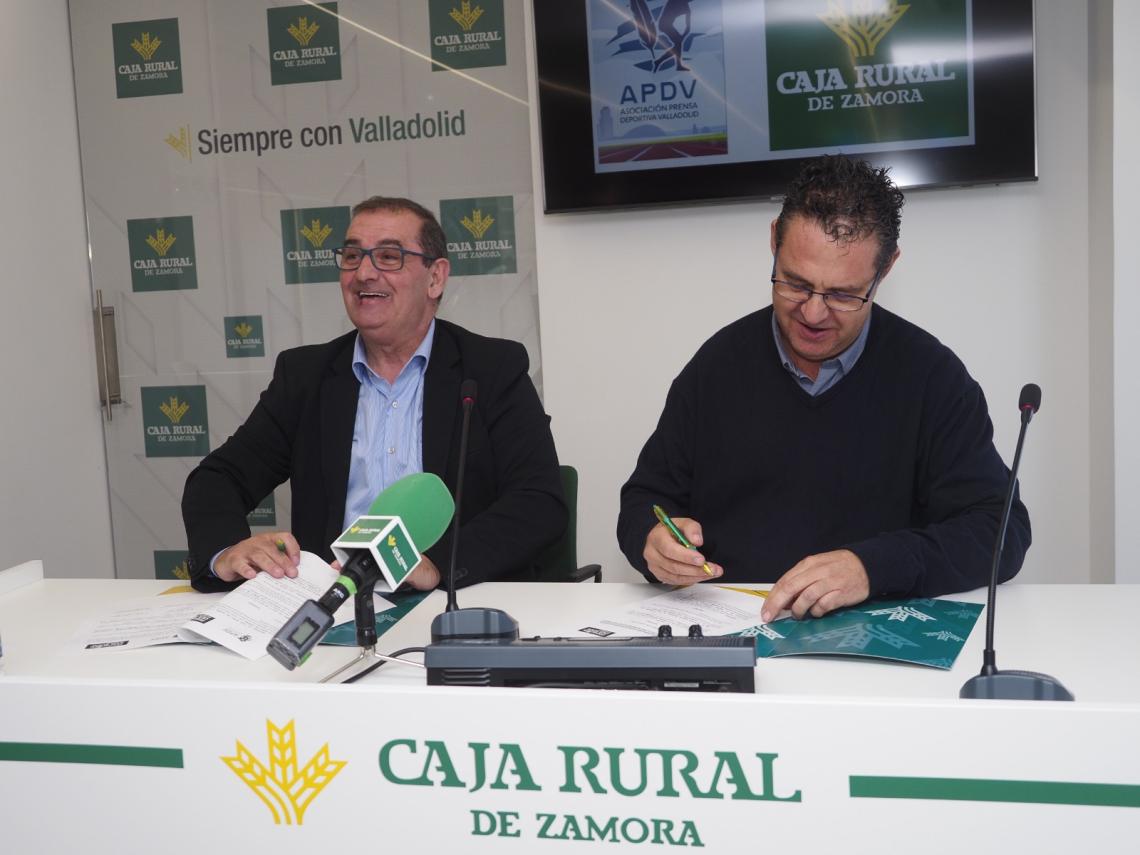 Narciso Prieto de Caja Rural de Zamora y Guillermo Velasco de APDV firman el compromiso de la entidad financiera de colaboración con la Gala Nacional del Deporte 2024