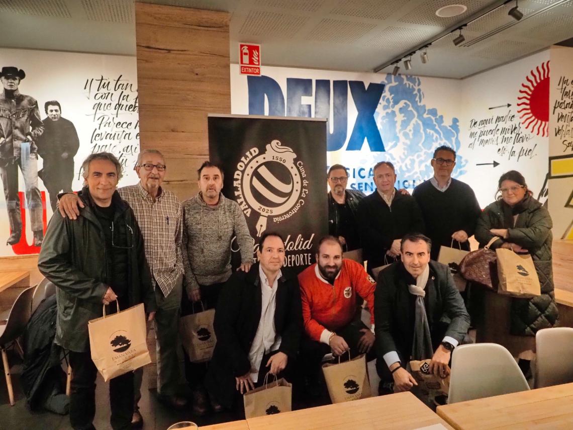 Miembros del jurado del Concurso de Microrrelatos el día del fallo en la Cafetería Sesentta de Valladolid