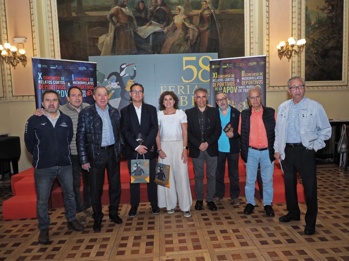 El presidente de la APDV junto a la Concejala de Deportes y Participación Ciudadana del Ayuntamiento de Valladolid Santiago Hidalgo, gerente de la FMD y miembros del jurado del concurso