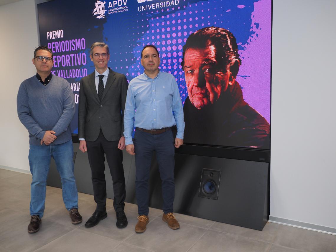 De izq. a dcha.: 'Lolo' Velasco, presidente de la Asociación de la Prensa Deportiva de Valladolid, Jesús Zarzuela Mateos, Consejero Delegado de la Universidad Europea Miguel de Cervantes, y Luis Miguel de Pablos, periodista y vicepresidente primero de la APDV, durante la presentación del Premio.