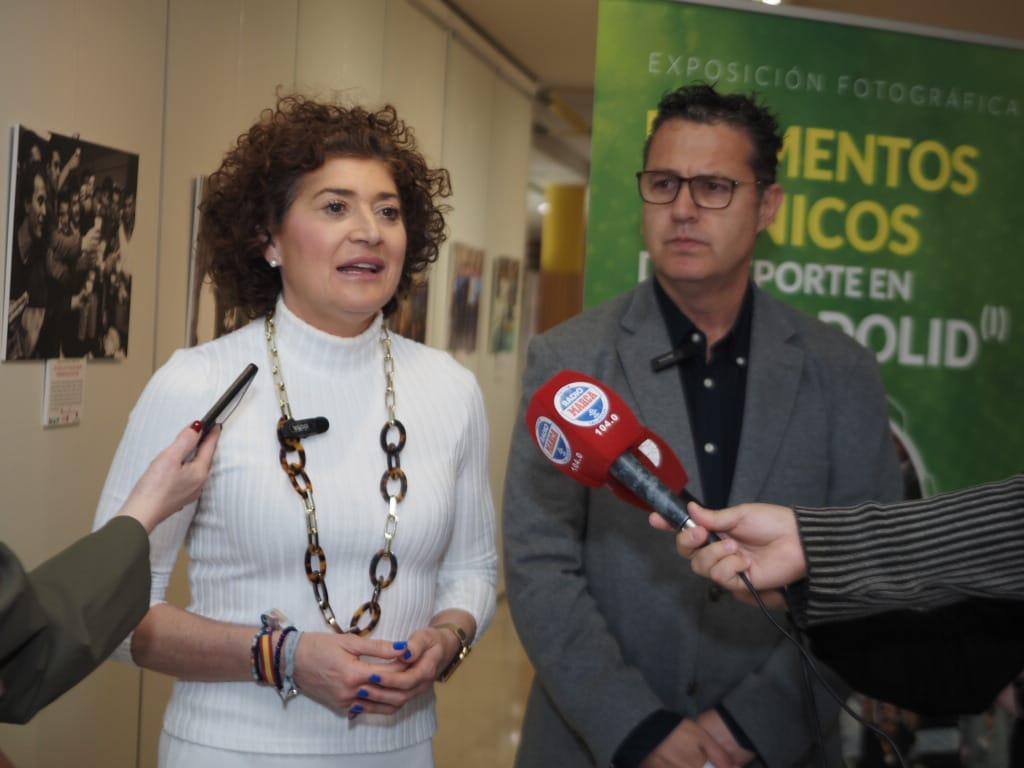 Mayte Martínez y Lolo Ve,asco, presidente de la APDV, durante la inauguración