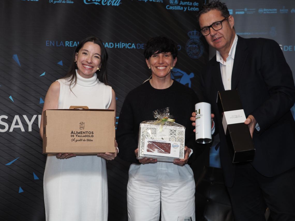 Sonia Bermúdez recibe obsequios cono agradecimiento por su participación en los desayunos de la APDV