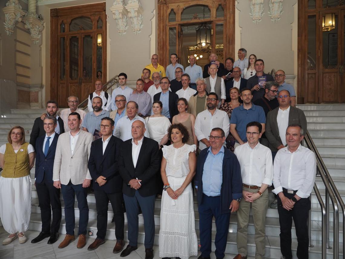 Entrevistados y entrevistadores en la escaletra principal del Ayuntamiento