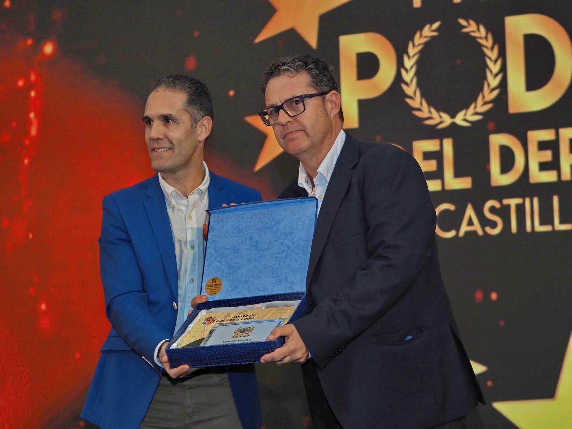 El presidente de la APDV, Guillermo Lolo Velasco, recoge el galardón que reconoce la promoción del deporte y la organización en 2025 de la Gala Nacional del Deporte y el Congreso Nacional de la Prensa Deportiva